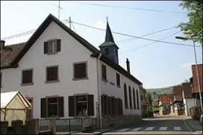 Nous sommes dans le Grand-Est, à Lobsann. Village de l'arrondissement de Haguenau-Wissembourg, dans le parc naturel régional des Vosges du Nord, il se situe dans le département ...