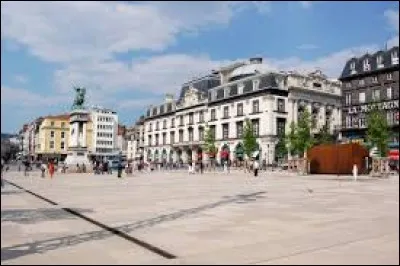 Dans quelle ville peut-on se balader sur la Place de Jaude ?