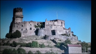 Où se trouve le château de Tournoël ?