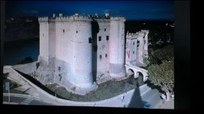 Où se trouve le château de Tarascon ?