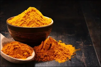 Quelle épice, selon le folklore malais, a le pouvoir de protéger des crocodiles ?