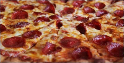 Quelle herbe ajoute-t-on généralement dans les pizzas ?