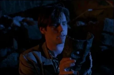 Il trouve le masque dans une rivière après une tentative de suicide.