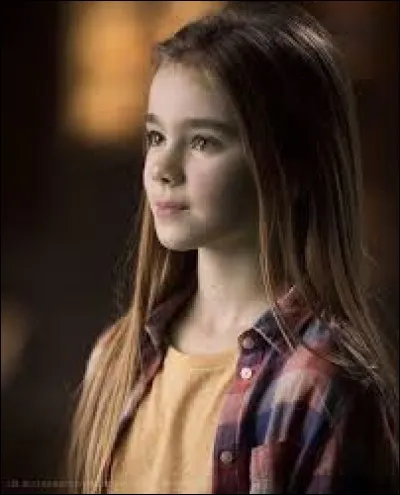 Quelle vidéo regarde Maisie dans le laboratoire secret du manoir ?