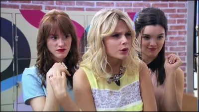 Quelles sont les 3 filles qui font tout pour qu'elle retourne à Cancun ?