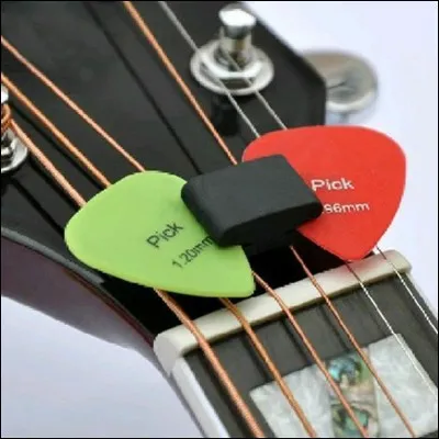 Comment s'appelle la lamelle servant à jouer de la guitare ?