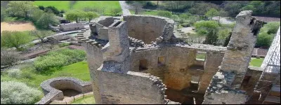 Si je vous dis que le siècle de la première période de construction de l'édifice initial du château fort fut celui durant lequel Louis IX et Philippe III le Hardi ont régné, vous serez à même de trouver la bonne réponse.