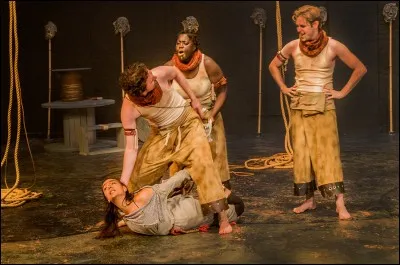 Antigone est la fille de :