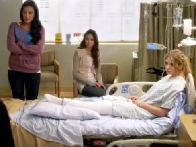 Pourquoi Hanna a-t-elle un plâtre sur cette photo ?