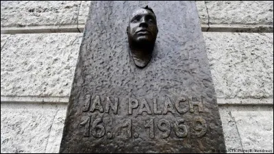 Le 16 janvier, Ian Palach, &eacute;tudiant, se suicide par le feu pour protester contre l'invasion de son pays par les troupes sovi&eacute;tiques. Dans quelle capitale &eacute;tait-ce ?