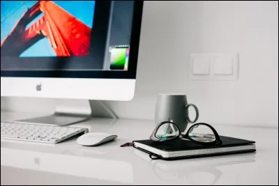 Les jeunes utilisent énormément ce réseau social. On peut prendre des photos avec des filtres particuliers sur ce réseau par exemple. La couleur du logo est jaune.