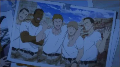 Qui se fait tuer lors de leur passage à Cape Cod dans la maison d'enfance de Ash ?