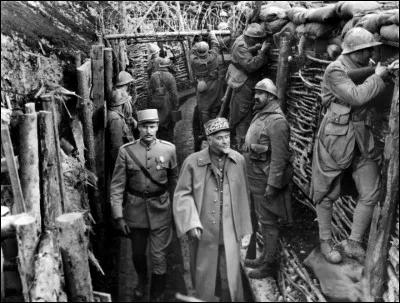 "Les sentiers de la gloire" (1957) avec Kirk Douglas, traitant de la Première Guerre mondiale, est un film de/d' :