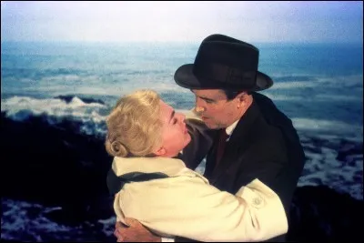 Qui a réalisé le célèbre thriller "Sueurs froides" (1958) avec James Stewart et Kim Novak ?