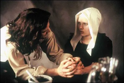 Qui a réalisé "La jeune fille à la perle" (2004) traitant de la vie du peintre Johannes Vermeer ?