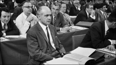 A gauche, la SFIO se transforme en Parti Socialiste au congrès d'Alfortville, puis en juillet au congrès d'Issy-les-Moulineaux. Qui en est élu premier secrétaire ?