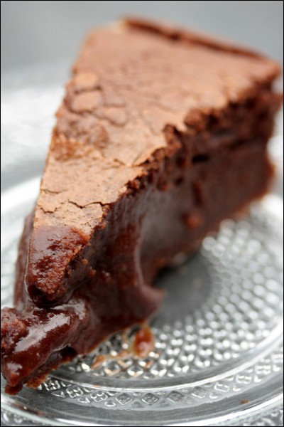 Quel mot anglais désigne un gâteau fondant au chocolat ?