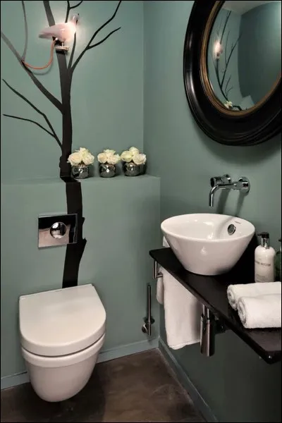 Quel empereur romain fut à l'origine des toilettes publiques ?