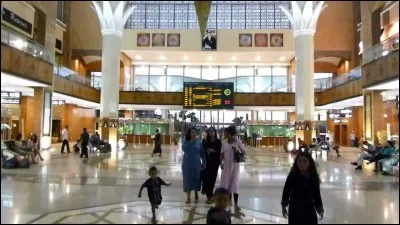 Quel instrument de musique trouve-t-on dans certaines gares ?