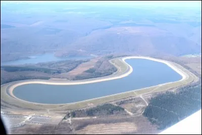 Si je vous dis « Lac artificiel », vous répondez :