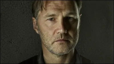 Combien de personnes se trouvent dans l'appartement où débarque le gouverneur ?