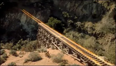 Qu'est-il inscrit sur le panneau qui se trouve au bord des rails ?