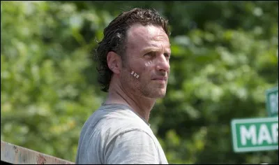 Qui conduit le groupe vers la grange lors de la tempête ?