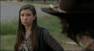 Lors des flash-back, on aperçoit Enid dans une voiture, qu'écrit-elle sur la vitre ?