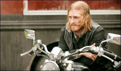 Qu'écrit la copine de Dwight à celui-ci sur une lettre dans leur ancienne maison ?