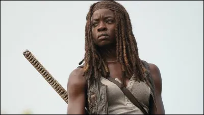 Que ramène Michonne lors de sa première arrivée à la prison ?