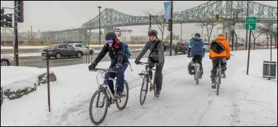 Le vélo d'hiver y gagne en popularité : le nombre de cyclistes y roulant l'hiver a doublé depuis 2009. Dans la capitale économique du Québec, les cyclistes n'ont pas à choisir entre les rues ou les trottoirs, on leur déneige certaines pistes. Quelle ville dit : ''Les cyclistes vont rouler, même dans les conditions les plus extrêmes, s'ils ont accès à des pistes où ils se sentent en sécurité" ?