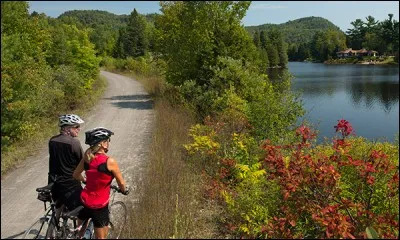 On roule sur 200 km, soit le circuit linéaire le plus long du pays. C'est le plat parcours d'un ancien chemin de fer qui a contribué à la colonisation des Laurentides. Il a fini carrière au service des skieurs. On voit de nombreux lacs ou milieux humides et l'on profite de ces charmantes gares transformées pour la restauration ou l'hébergement.
Situez l'endroit où en hiver on roule en fatbike :