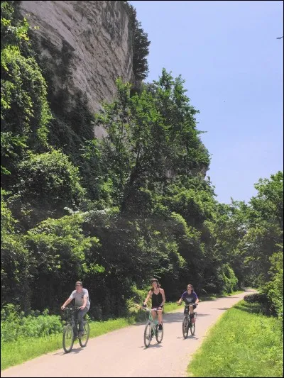 Elle fait presque toute la largeur de l'État (386 km) : c'est une piste récréationnelle, ouverte à l'année. Les chaises roulantes y ont accès et même l'équitation se fait sur un segment. On roule plus de la moitié dans les pas de l'expédition de Lewis et Clark : le sentier est plat ayant été un chemin de fer.
Quelle est cette piste faisant partie de l'American Discovery Trail ?