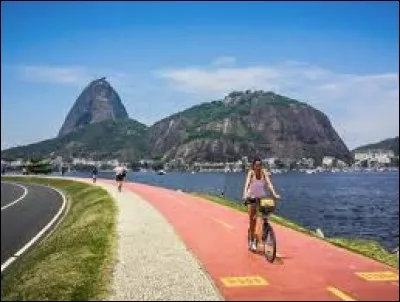 La piste cyclable longe le lagon qui mène à la mer : elle vous fera traverser plusieurs parcs. L'itinéraire commence au carré Cinelândia où l'on retrouve le Théâtre Municipal, le musée des Beaux-Arts, la Bibliothèque nationale et le Palais Ernesto. Dans quelle ville fait-on ce parcours à travers l'histoire, en roulant près du palais de Justice, de la Chambre des députés et de la cathédrale ?
