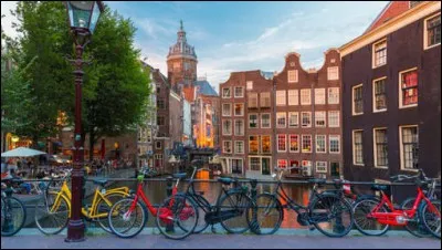 Cette ville offre 400 km de belles pistes. Le Plat Pays, lui, plus de 33 000 km. Presque tous les habitants possèdent un vélo. À les voir, on dirait qu'ils sont nés dessus et ils n'ont pas de casque. Mais les sentiers sont très fréquentés alors il faut être aussi prudent qu'avec un volant. Devant la gare, il y a plein de cyclistes.
Quelle est cette ville au demi million de cyclistes quotidiens ?