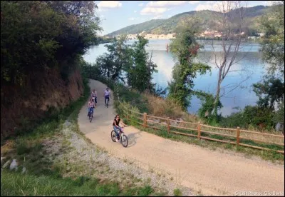 Cette piste propose de vous mener des rives du lac Léman aux plages de la Méditerranée à vélo, en suivant le fleuve sur 815 km, répartie en 5 tronçons de 23 étapes. Pour l'instant, les cyclistes roulent en alternance entre des voies vertes sécurisées et des voies partagées.
Quelle est cette voie des civilisations offrant sur son parcours plus de 2 000 ans d'histoire et de richesses patrimoniales ?