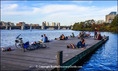 En cyclotourisme, les pauses font partie des sorties. La capitale de la Nouvelle-Angleterre offre un beau circuit d'une vingtaine de km pour longer cette rivière : c'est une piste urbaine et il faut s'attendre à croiser d'autres randonneurs. Il faut absolument arrêter à North Point Park pour la vue.
Quel est l'endroit où l'on peut compléter sa journée en faisant du kayak au Christian Herter Park ?