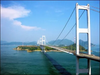 Cette piste cyclable, unique, relie 6 îles, enjambe la mer intérieure de Seto sur 70 km : des indications marquent le chemin. De nombreux campings et hôtels vous attendent sur chaque île. On peut y louer un vélo pour le parcours ou le rendre à une des étapes suivantes.
Quel est le nom de cette route où l'on peut déguster : sorbets de fruits, oranges grosses comme des pamplemousses, fruits de mer,
