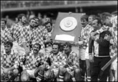 Dans le championnat de France de Rugby à XV, ce club remporte son premier titre, le 18 mai, face au Stade Toulousain. Qui est le champion de France ?