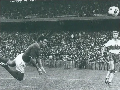 Le championnat de France de football voit la victoire, pour la troisième fois, de/du ...
