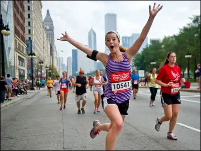 Quelle est la vitesse moyenne d'un coureur qui parcourt 1 kilomètre en 4 minutes ?