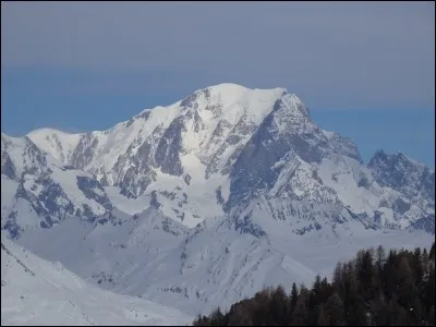 Comment s'appelle le plus haut sommet des Alpes, situé entre la France et l'Italie ?