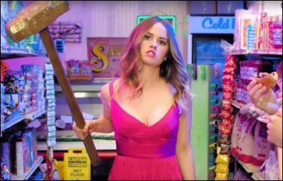 Quand tu vois Patty (la fille sur la photo) dans un magazine, tu dis à ton(ta) petit(e) ami(e) :