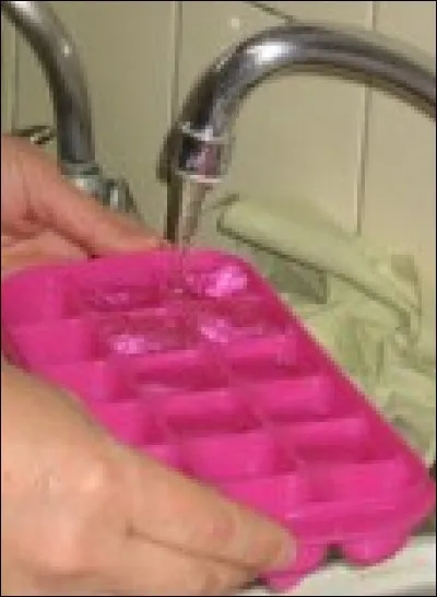 Quel changement d'état subit l'eau liquide quand elle passe à l'état solide ?