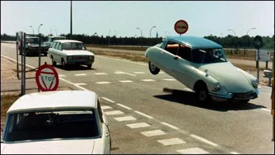 Dans quel film peut-on voir cette DS qui semble s'&ecirc;tre envol&eacute;e ?