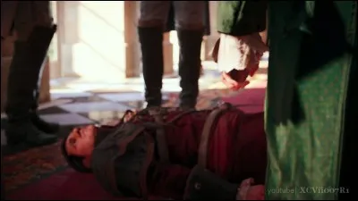 Qui meurt au début du jeu ?