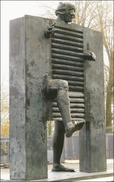 Qui a sculpté "l'homme passant la porte" ?