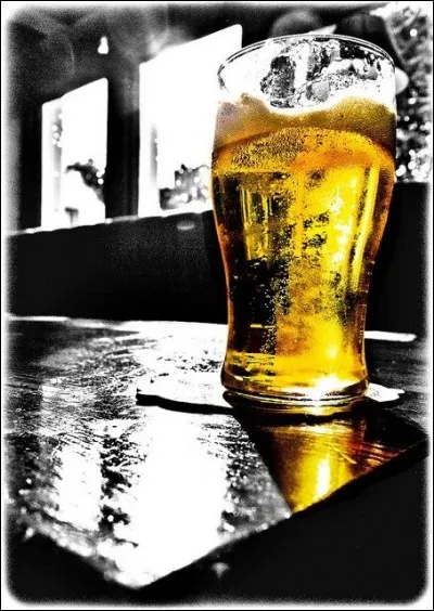 Quel personnage des Simpson a toujours un verre de bière à la main ?