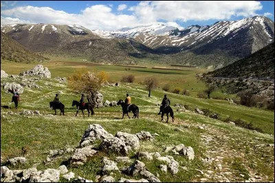 Quel pays possède un nom qui, dans sa langue nationale, signifie littéralement "Pays des Aigles" ?