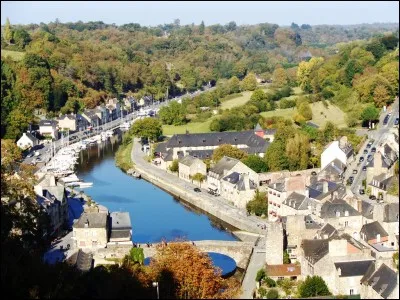Quelle ville française possède une équipe de football de Ligue 1 dont les joueurs sont surnommés "Les Aiglons" ?